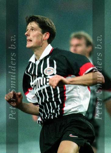 Eindhoven, 7 december 1997
PSV-Willem II
Wim Jonk in duel met Galasek