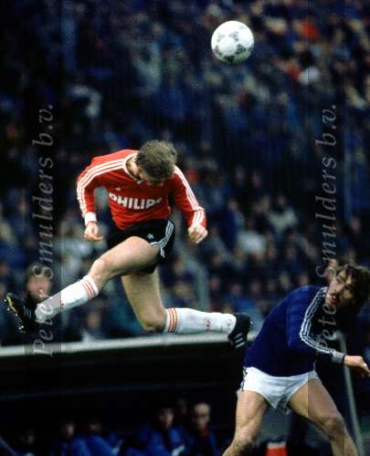 PSV-FC Den bosch
Wim Kieft koppend en rechts de latere PSV-er Hendri Kruzen