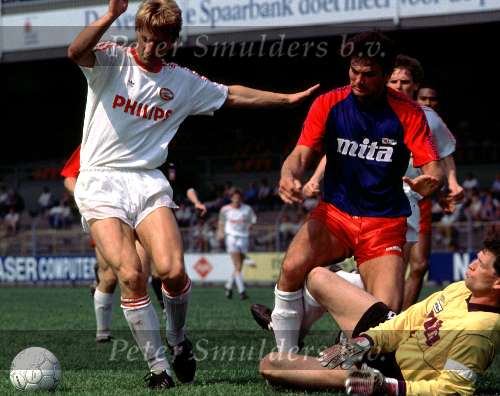 1990 Haarlem-PSV
Wim Kieft in aktie
geheel rechts doelman edward Metgod