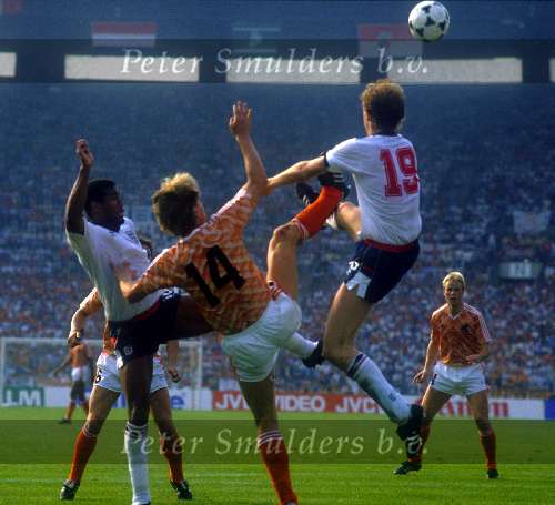 Wim Kieft tijdens het Europees Kampioenschap 1988
Nederland-Engeland 3-1 achtergrond ronald Koeman