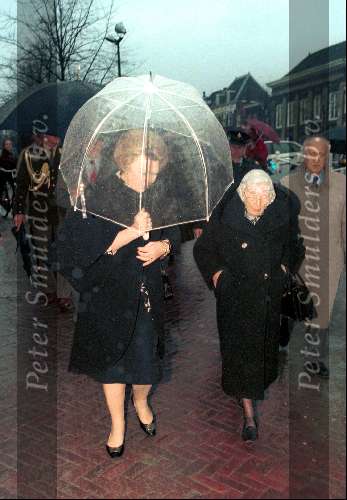 Amsterdam 1 Februari 1995
Prinses Juliana met haar dochter Koningin Beatrix op weg naar de bul-uitreiking van kleinzooon Prins Constatijn