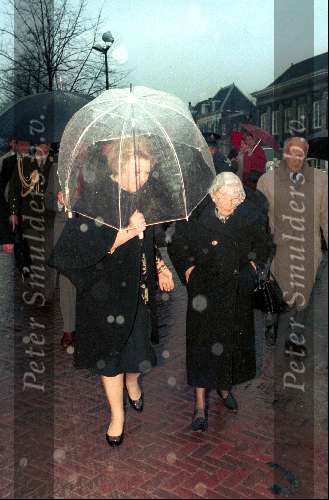 Amsterdam 1 Februari 1995
Prinses Juliana met haar dochter Koningin Beatrix op weg naar de bul-uitreiking van kleinzooon Prins Constatijn