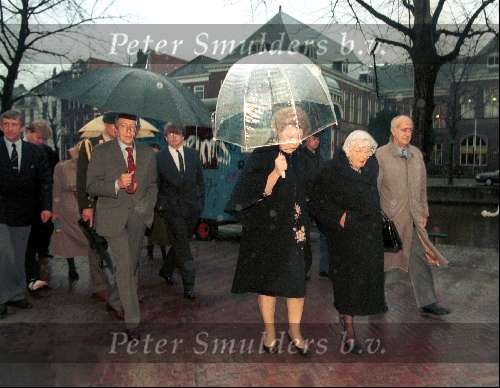 Amsterdam 1 Februari 1995
Prinses Juliana met haar dochter Koningin Beatrix op weg naar de bul-uitreiking van kleinzooon Prins Constatijn.
Prins Claus en Prins Willem Alexander