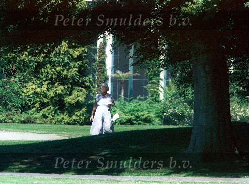 Soestdijk 30 April 1995
Wandelend in de tuin op haar verjaardag