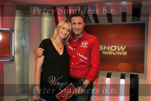 Amsterdam 13 septmber 2005
Anouk Smulders (zwanger) en Viktor Brand bij shownieuws