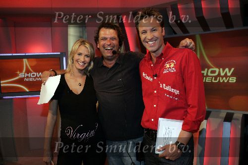 Amsterdam 13 septmber 2005
Anouk Smulders (zwanger) en Viktor Brand bij shownieuws en regisseur teun