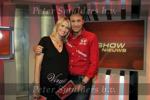 Amsterdam 13 septmber 2005
Anouk Smulders (zwanger) en Viktor Brand bij shownieuws