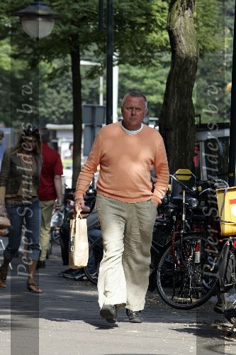 Amsterdam 2 september 2005
Harry Mens doet boodschappen op cornelis schuytstraat