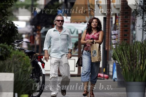 Amsterdam 2 september 2005
Jeroen v Inkel met zijn vrouw  op terras bij joffers op cornelis schuytstraat