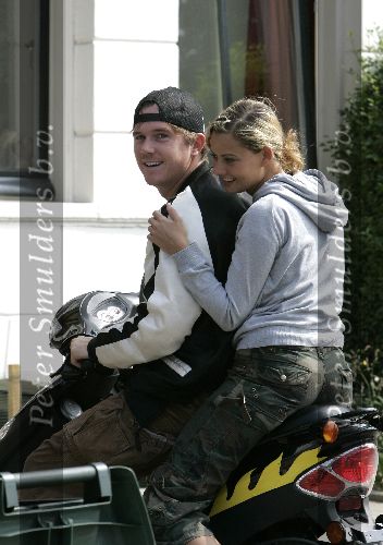 Amsterdam 3 september 2005
Johnny de Mol met zijn nieuwe vriendin op scooter