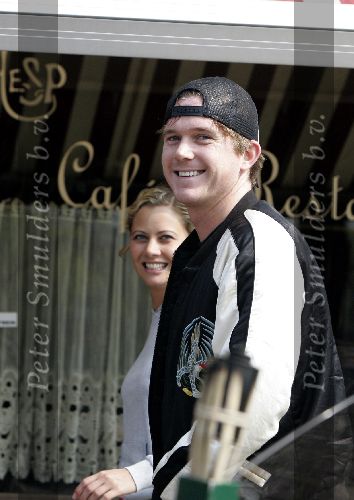 Amsterdam 3 september 2005
Johnny de Mol met zijn nieuwe vriendin op scooter