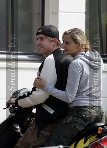 Amsterdam 3 september 2005
Johnny de Mol met zijn nieuwe vriendin op scooter