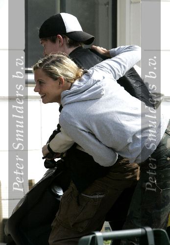 Amsterdam 3 september 2005
Johnny de Mol met zijn nieuwe vriendin op scooter