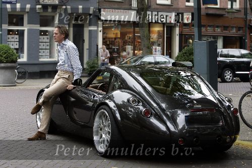 Amsterdam 2 september 2005
Jort Kelder met sportwagen Wiesmann GT op cornelis schuytstraat.
Hiervan bestaat er slechts 1 exemplaar in Nederland