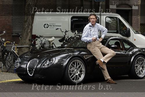 Amsterdam 2 september 2005
Jort Kelder met sportwagen Wiesmann GT op cornelis schuytstraat.
Hiervan bestaat er slechts 1 exemplaar in Nederland