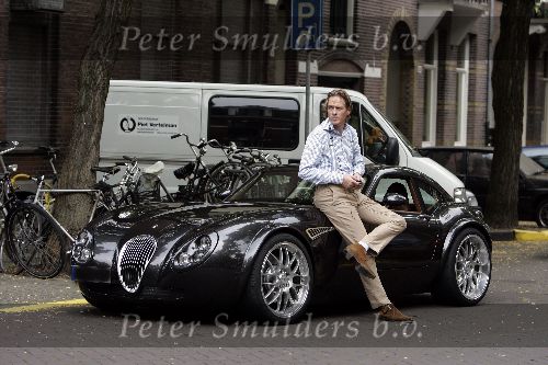 Amsterdam 2 september 2005
Jort Kelder met sportwagen Wiesmann GT op cornelis schuytstraat.
Hiervan bestaat er slechts 1 exemplaar in Nederland