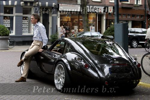 Amsterdam 2 september 2005
Jort Kelder met sportwagen Wiesmann GT op cornelis schuytstraat.
Hiervan bestaat er slechts 1 exemplaar in Nederland