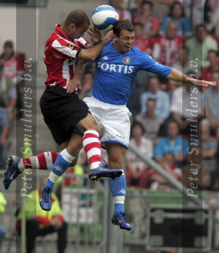 Eindhoven, 17 September 2006
Kompetitiewedstrijd PSV-Feyenoord, eindstand 2-1
Alex PSV in een luchtduel met Nick Hofs
