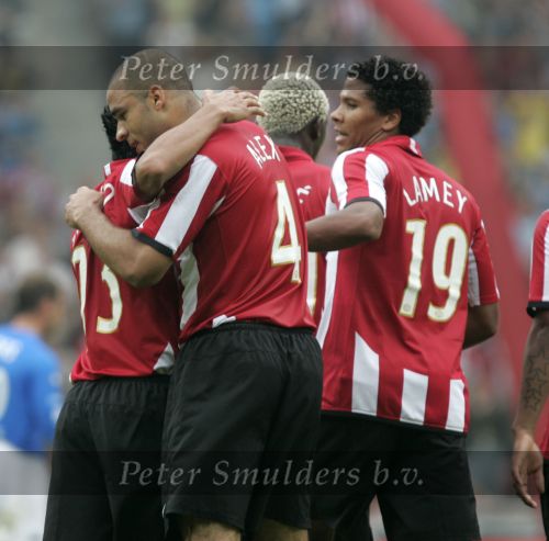 Eindhoven, 17 September 2006
Kompetitiewedstrijd PSV-Feyenoord, eindstand 2-1
Alex PSV wordt gefeliciteerd met zijn 2-0