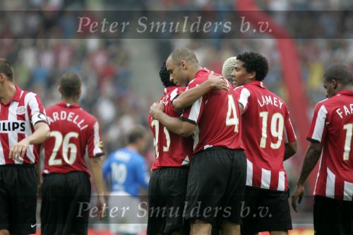Eindhoven, 17 September 2006
Kompetitiewedstrijd PSV-Feyenoord, eindstand 2-1
Alex PSV wordt gefeliciteerd met zijn 2-0