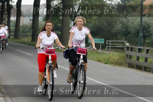 Den Bosch 17 september 2006
Fietsen voor Pink Ribbon met Leontien Zijlaard v Moorsel.
Anouk Smulders en Nada v Nie