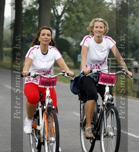Den Bosch 17 september 2006
Fietsen voor Pink Ribbon met Leontien Zijlaard v Moorsel.
Anouk Smulders en Nada v Nie
Peter Smulders bv