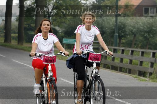 Den Bosch 17 september 2006
Fietsen voor Pink Ribbon met Leontien Zijlaard v Moorsel.
Anouk Smulders en Nada v Nie