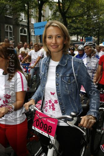 Den Bosch 17 september 2006
Fietsen voor Pink Ribbon met Leontien Zijlaard v Moorsel.
Anouk Smulders