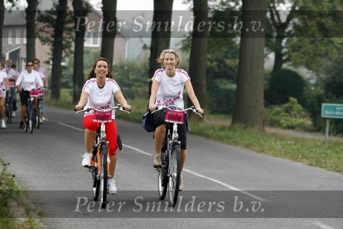 Den Bosch 17 september 2006
Fietsen voor Pink Ribbon met Leontien Zijlaard v Moorsel.
Anouk Smulders en Nada v Nie