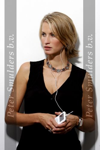 Nigtevecht 31 augustus 2006
Anouk Smulders met apple i pod.