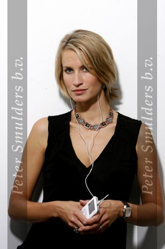 Nigtevecht 31 augustus 2006
Anouk Smulders met apple i pod.