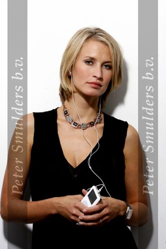 Nigtevecht 31 augustus 2006
Anouk Smulders met apple i pod.