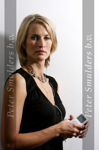 Nigtevecht 31 augustus 2006
Anouk Smulders met apple i pod.