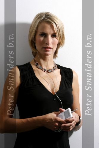Nigtevecht 31 augustus 2006
Anouk Smulders met apple i pod.