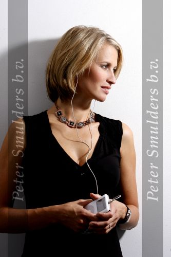 Nigtevecht 31 augustus 2006
Anouk Smulders met apple i pod.