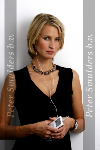 Nigtevecht 31 augustus 2006
Anouk Smulders met apple i pod.