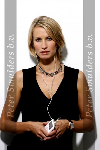 Nigtevecht 31 augustus 2006
Anouk Smulders met apple i pod.