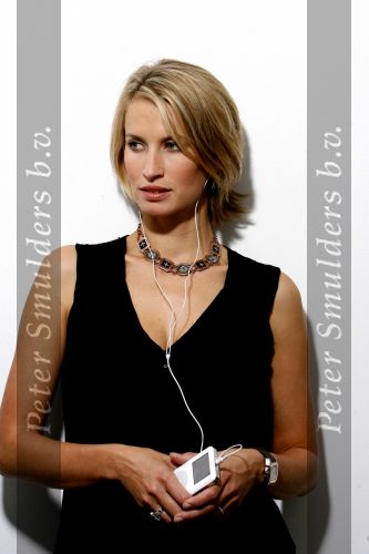 Nigtevecht 31 augustus 2006
Anouk Smulders met apple i pod.