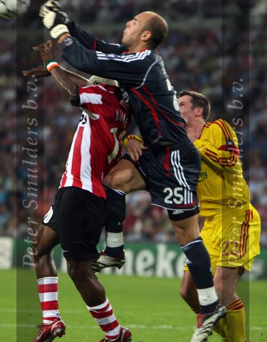 Eindhoven,12 September 2006
Champions League wedstrijd PSV-FC Liverpool
Arouna Kone in de tang met aanvoerder Jamie Carragher en doelman Pepe Reina
© Foto Peter Smulders BV