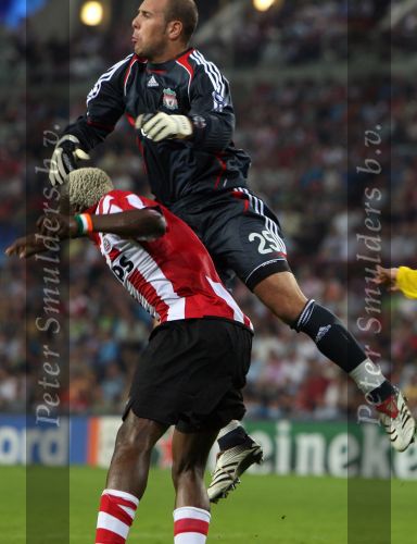 Eindhoven,12 September 2006
Champions League wedstrijd PSV-FC Liverpool
Arouna Kone komt net te laat doelman Pepe Reina redt