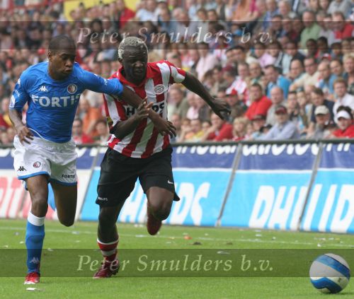 Eindhoven, 17 September 2006
Kompetitiewedstrijd PSV-Feyenoord, eindstand 2-1
Arouna Kone in duel met  Dwight Tiendalli van Feyenoord
© Foto Ronald Otter
