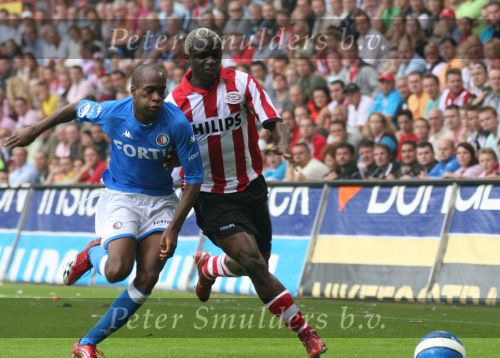 Eindhoven, 17 September 2006
Kompetitiewedstrijd PSV-Feyenoord, eindstand 2-1
Jefferson Farfan en Arouna Kone in duel met Dwight Tiendalli van Feyenoord
© Foto Ronald Otter
