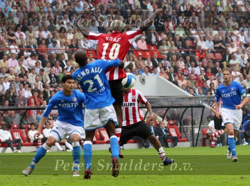 Eindhoven, 17 September 2006
Kompetitiewedstrijd PSV-Feyenoord, eindstand 2-1
Jefferson Farfan en Arouna Kone in duel met Dwight Tiendalli van Feyenoord. Geheel rechts Theo Lucius
© Foto Ronald Otter