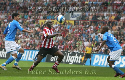 Eindhoven, 17 September 2006
Kompetitiewedstrijd PSV-Feyenoord, eindstand 2-1
Arouna Kone in duel met Dwight Tiendalli Links Karim Saidi
