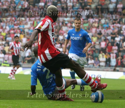 Eindhoven, 17 September 2006
Kompetitiewedstrijd PSV-Feyenoord, eindstand 2-1
Arouna Kone in duel met Dwight Tiendalli
