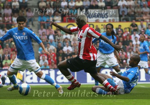 Eindhoven, 17 September 2006
Kompetitiewedstrijd PSV-Feyenoord, eindstand 2-1
Arouna Kone in duel met Dwight Tiendalli en Karim Saidi (L)