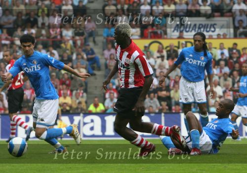 Eindhoven, 17 September 2006
Kompetitiewedstrijd PSV-Feyenoord, eindstand 2-1
Arouna Kone in duel met Dwight Tiendalli links Karim Saidi