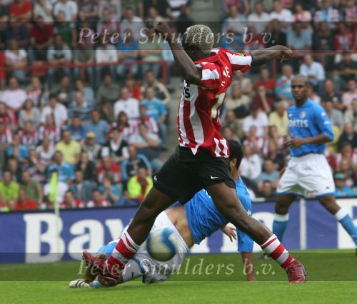 Eindhoven, 17 September 2006
Kompetitiewedstrijd PSV-Feyenoord, eindstand 2-1
Arouna Kone in duel met Karim Saidi