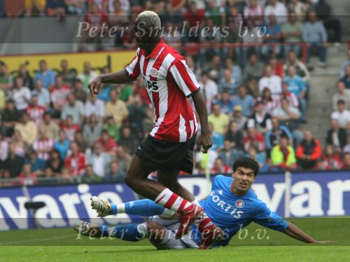 Eindhoven, 17 September 2006
Kompetitiewedstrijd PSV-Feyenoord, eindstand 2-1
Arouna Kone in duel met Karim Saidi