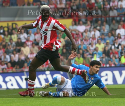 Eindhoven, 17 September 2006
Kompetitiewedstrijd PSV-Feyenoord, eindstand 2-1
Arouna Kone in duel met Karim Saidi